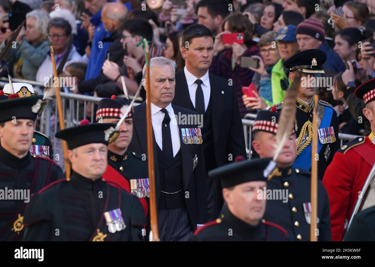 El Duque de York (centro) y el Conde de Wessex (derecha) caminan detrás del ataúd de la Reina Isabel II durante la procesión desde el Palacio de Holyroodhouse hasta la Catedral de San Giles, Edimburgo. Fecha de la foto: Lunes 12 de septiembre de 2022. Foto de stock