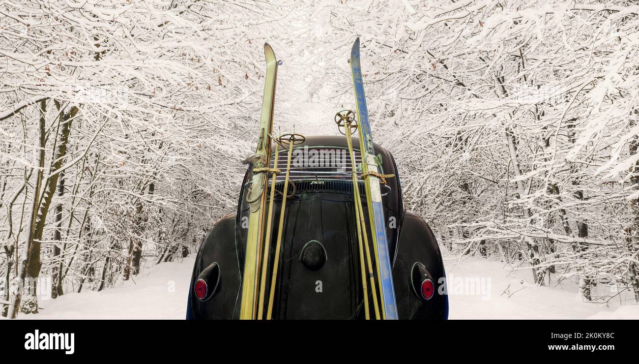 Paisaje invernal con coche clásico con esquí de época Foto de stock