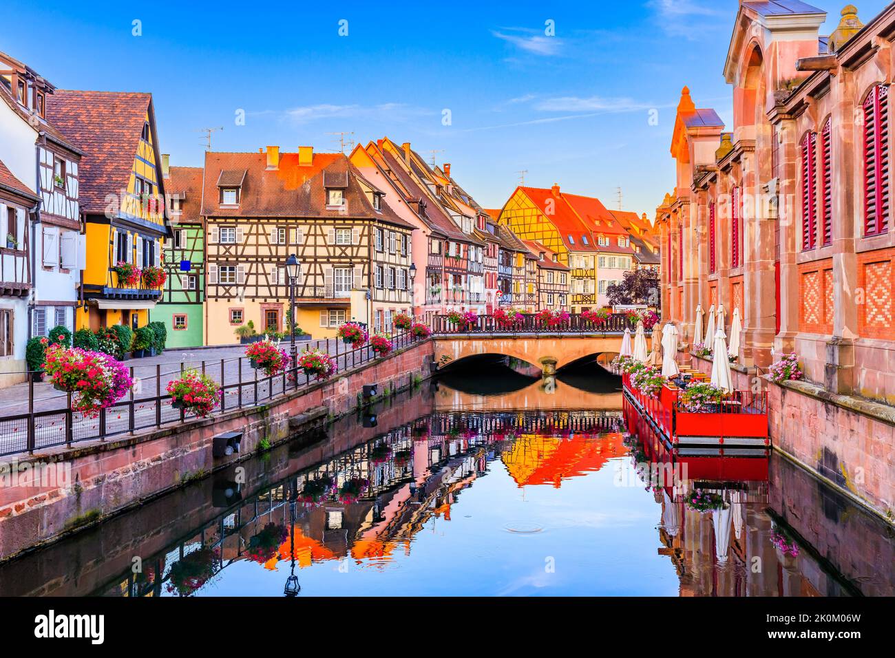 Colmar, Alsacia, Francia. Petite Venecia, el canal de agua y casas tradicionales de entramado de madera. Foto de stock