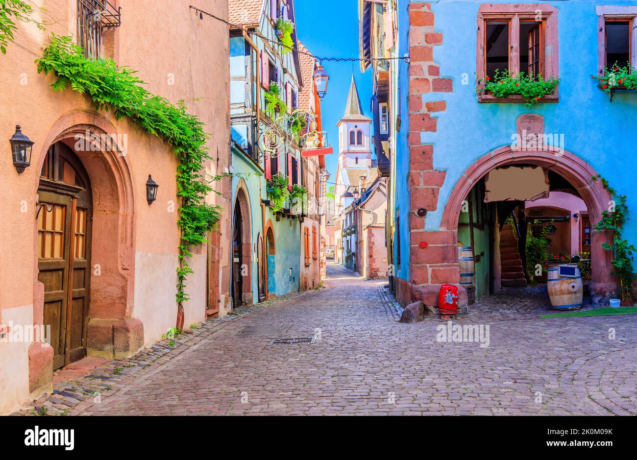 Riquewihr, Francia. Pintoresca calle con casas tradicionales de entramado de madera en la Ruta del Vino de Alsacia. Foto de stock