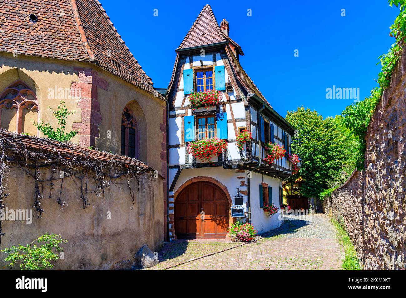 Kaysersberg Vignoble, Francia. Pintoresca calle con casas tradicionales de entramado de madera en la Ruta del Vino de Alsacia. Foto de stock
