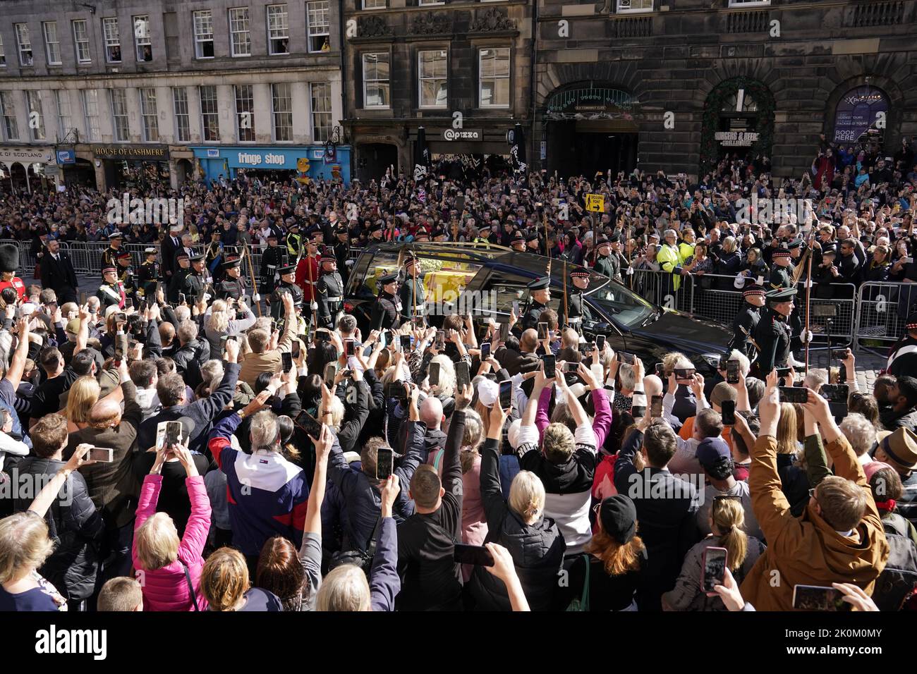 El rey Carlos III, la Princesa Real, el Duque de York y el Conde de Wessex caminan detrás del ataúd de la Reina Isabel II durante la procesión desde el Palacio de Holyroodhouse hasta la Catedral de San Giles, Edimburgo. Fecha de la foto: Lunes 12 de septiembre de 2022. Foto de stock