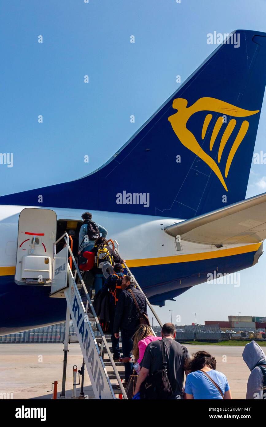 Pasajeros que embarcan en un avión Boeing 737-800 de Ryanair en el aeropuerto de Oporto en Portugal. Foto de stock