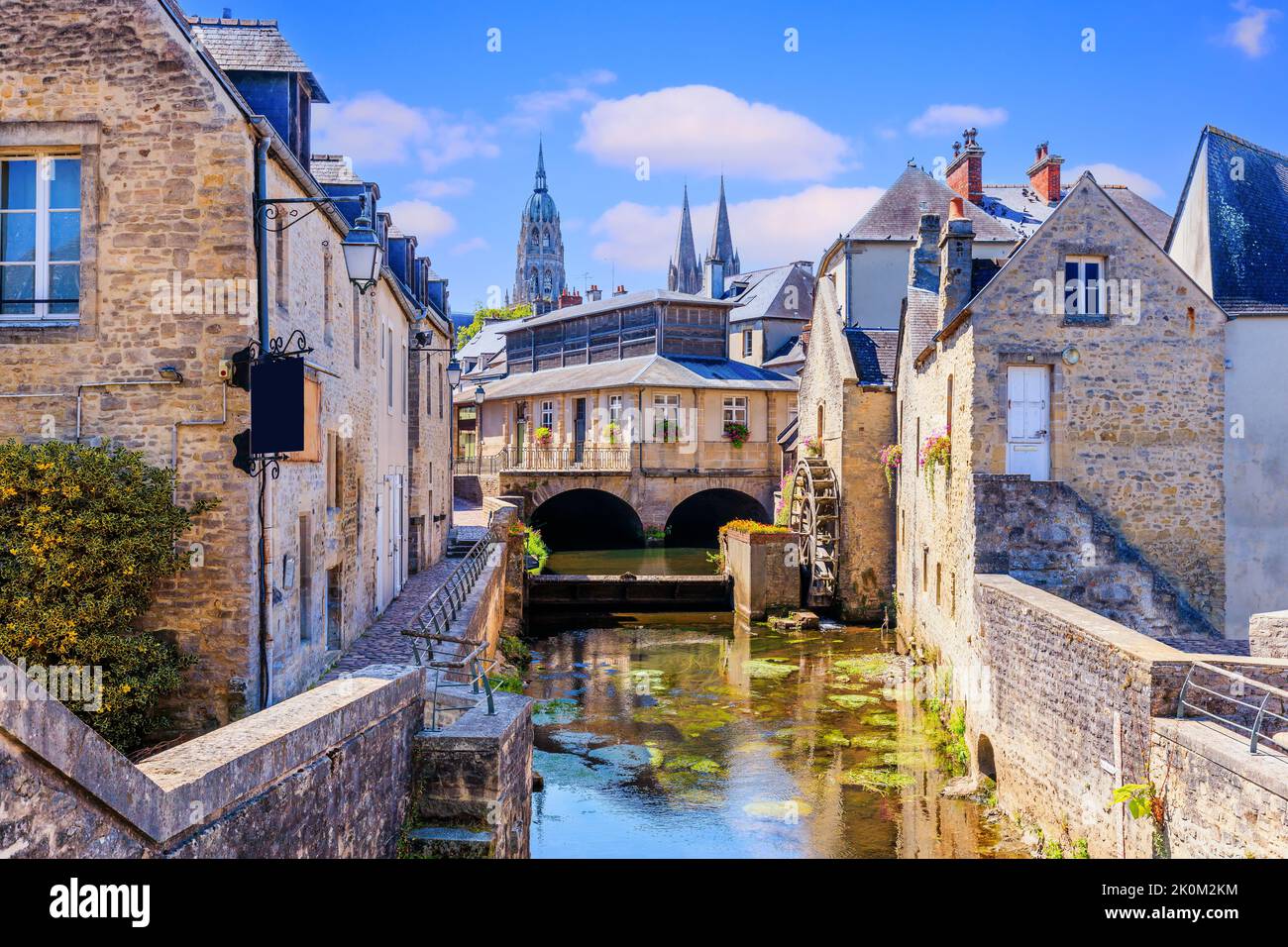 Bayeux, Normandía en el noroeste de Francia. El centro histórico, la catedral de Notre Dame y el río Aure. Foto de stock