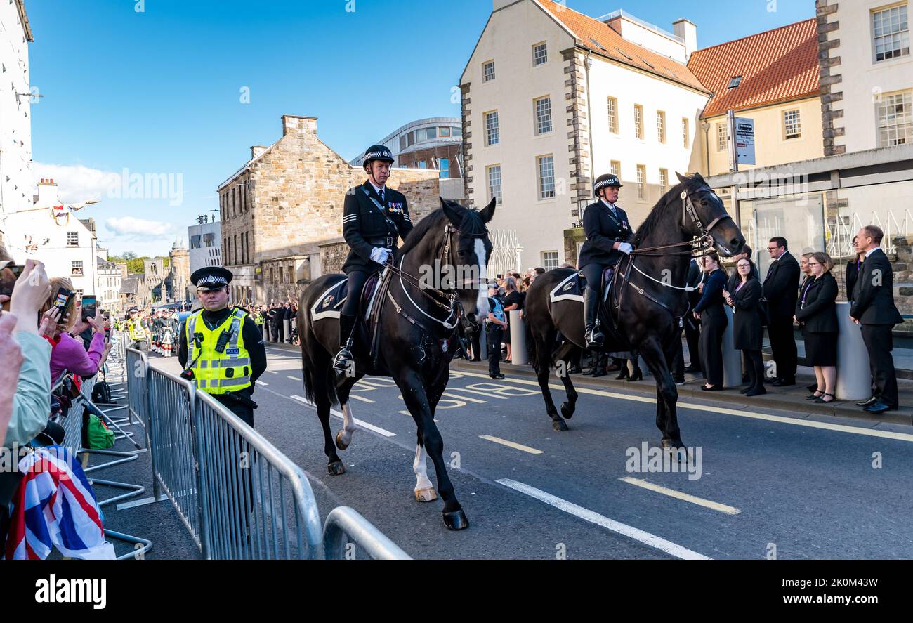 Royal Mile, Edimburgo, Escocia, Reino Unido, 12th de septiembre de 2022. Procesión del ataúd de la Reina Isabel II: El corazón que lleva el ataúd de la Reina es dirigido por la policía montada sobre caballos. Crédito: Sally Anderson/Alamy Live News Foto de stock