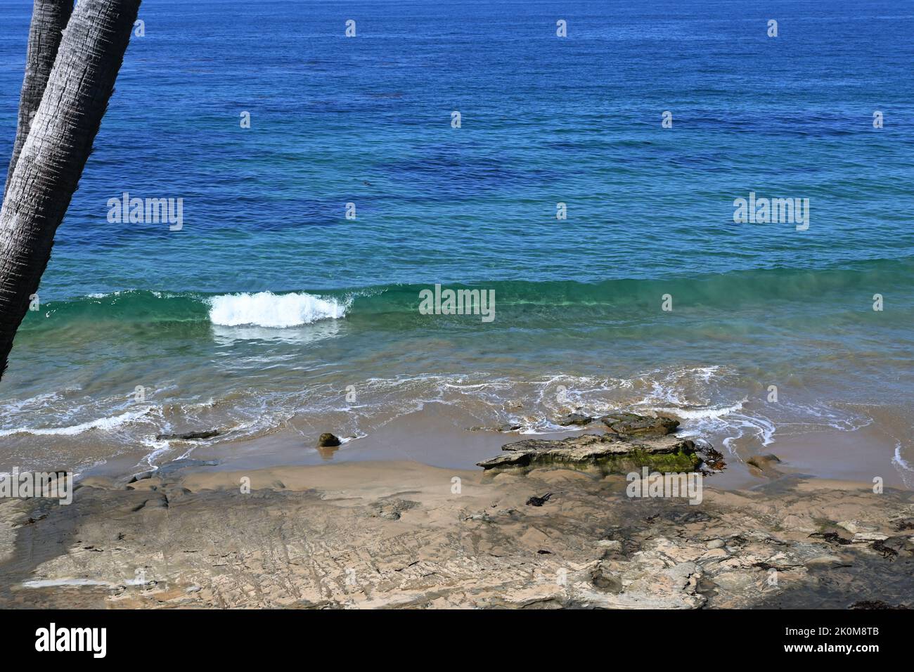 Mirando hacia abajo en Picnic Beach, desde Heisler Park, Laguna Beach, California. Foto de stock