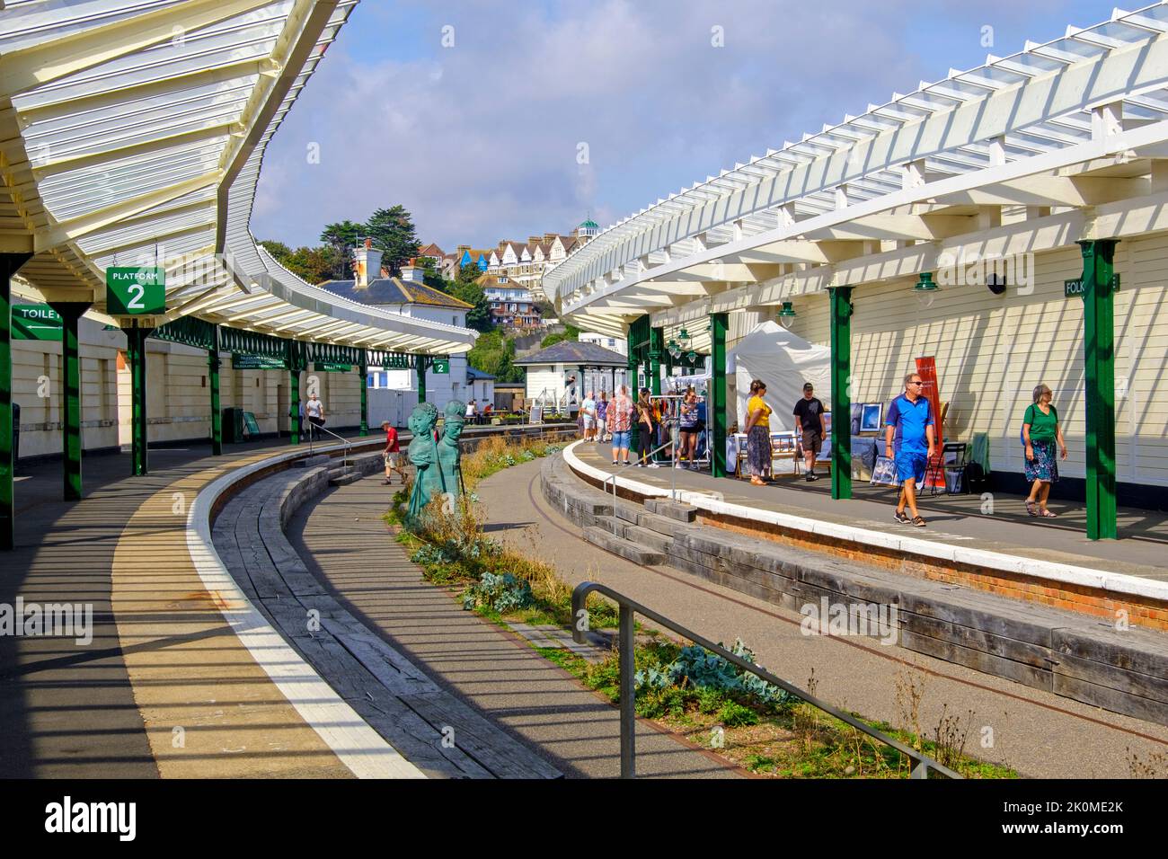 Folkestone, las plataformas de la vieja estación de ferrocarril, en el brazo del puerto, ahora un mercado dominical, Kent, Reino Unido Foto de stock