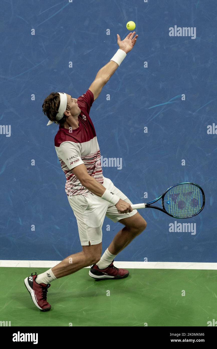 Casper Ruud (NOR) compitiendo en la final masculina en el US Open 2022. Foto de stock