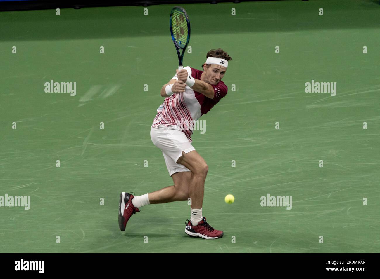 Casper Ruud (NOR) compitiendo en la final masculina en el US Open 2022. Foto de stock