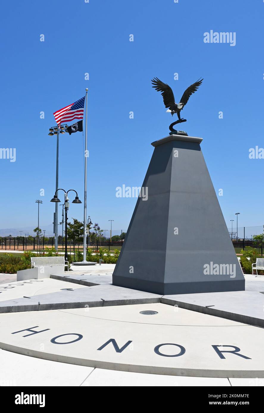 TUSTIN, CALIFORNIA - 9 de junio de 2022: Monumento conmemorativo en el Veterans Sports Park en Tustin Legacy, con la palabra Honor Foto de stock
