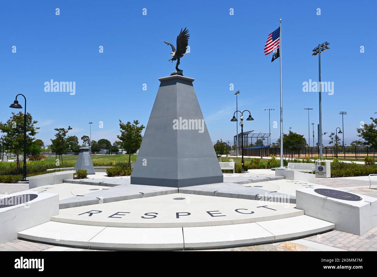 TUSTIN, CALIFORNIA - 9 de junio de 2022: Monumento conmemorativo en el Veterans Sports Park en Tustin Legacy, con la palabra Valor Foto de stock