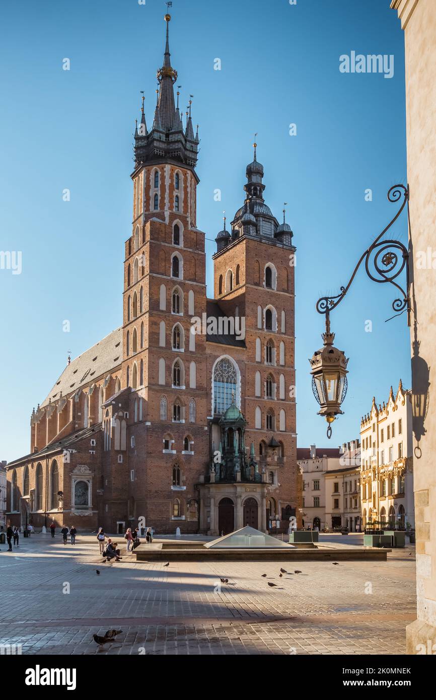 Salón de telas de Cracovia y Basílica de Santa María en la plaza principal del mercado al amanecer en Cracovia, Polonia. Foto de stock
