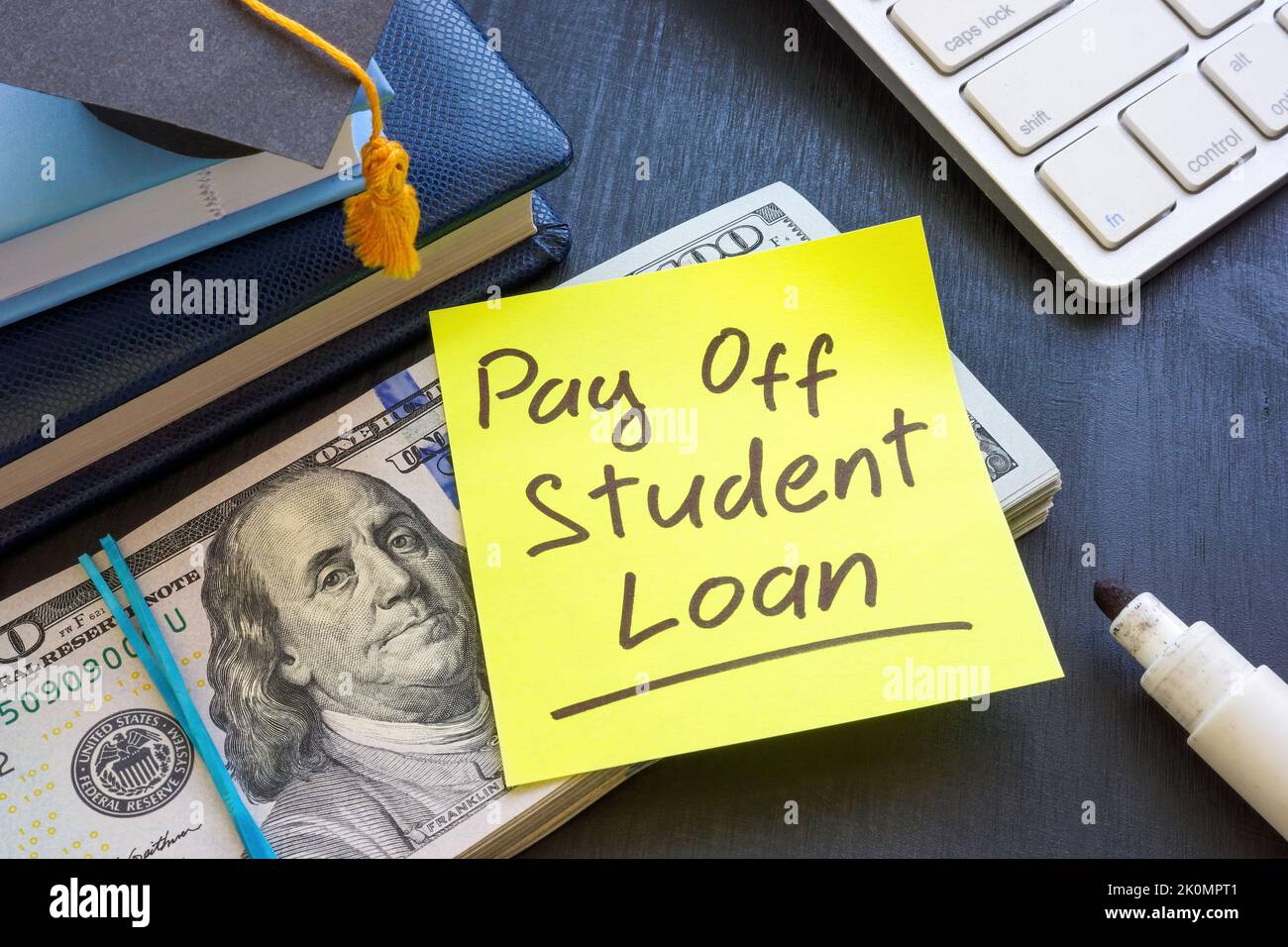Paquete de dinero e inscripción Pagar el préstamo estudiantil. Foto de stock