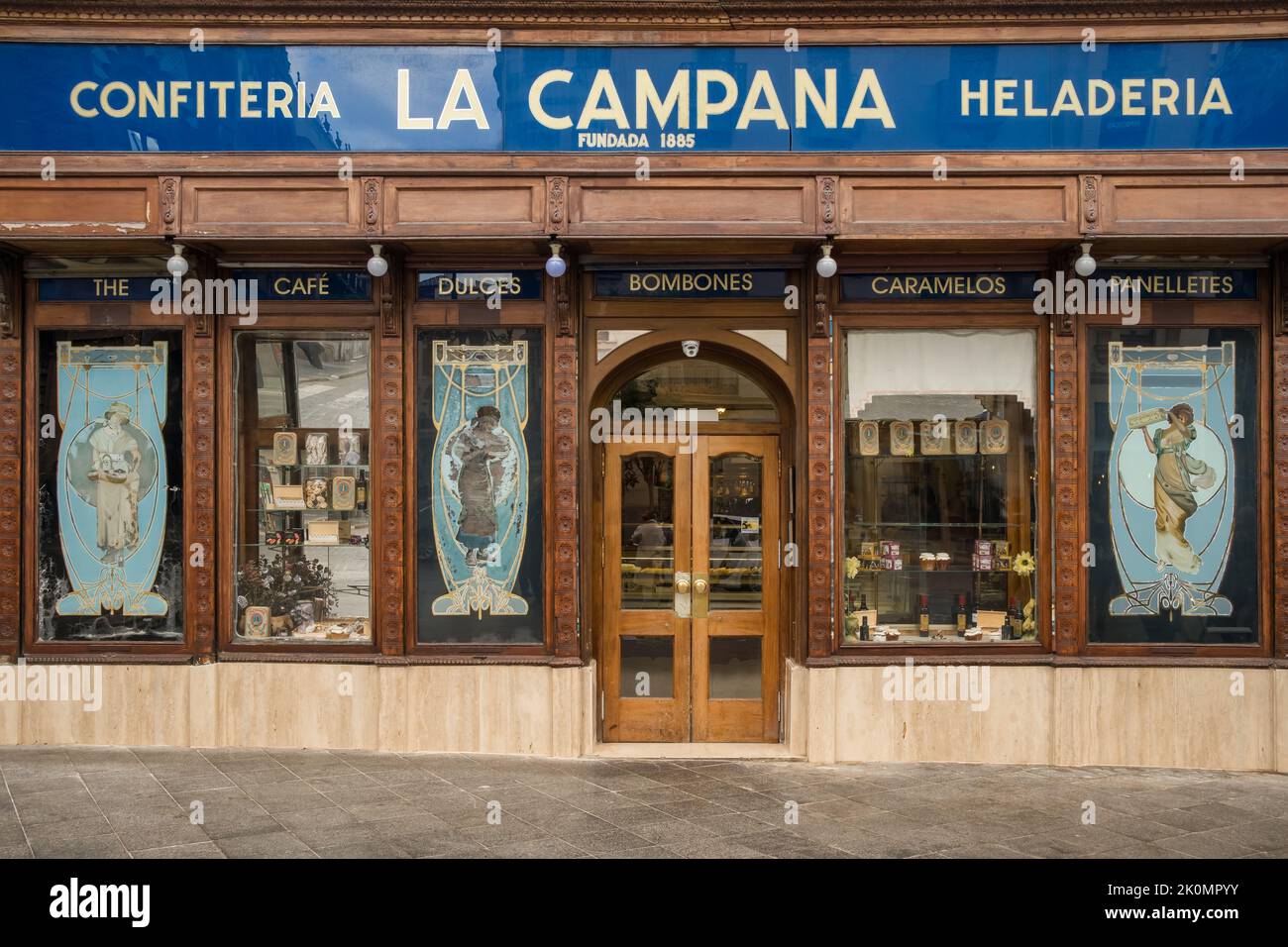 Fachada de la histórica pastelería La Campana en Sevilla Foto de stock