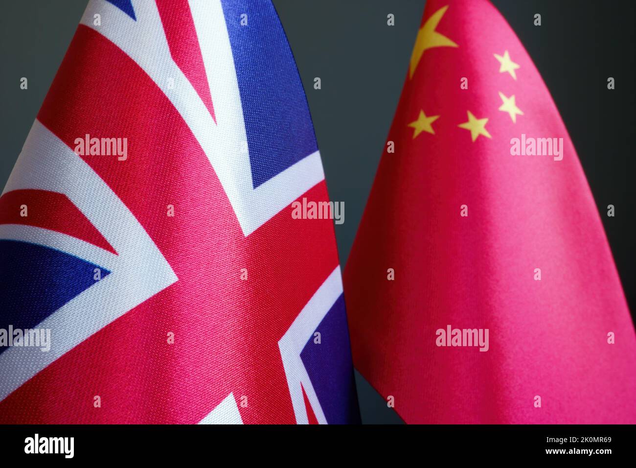 Junto a las banderas de Gran Bretaña y China. Foto de stock