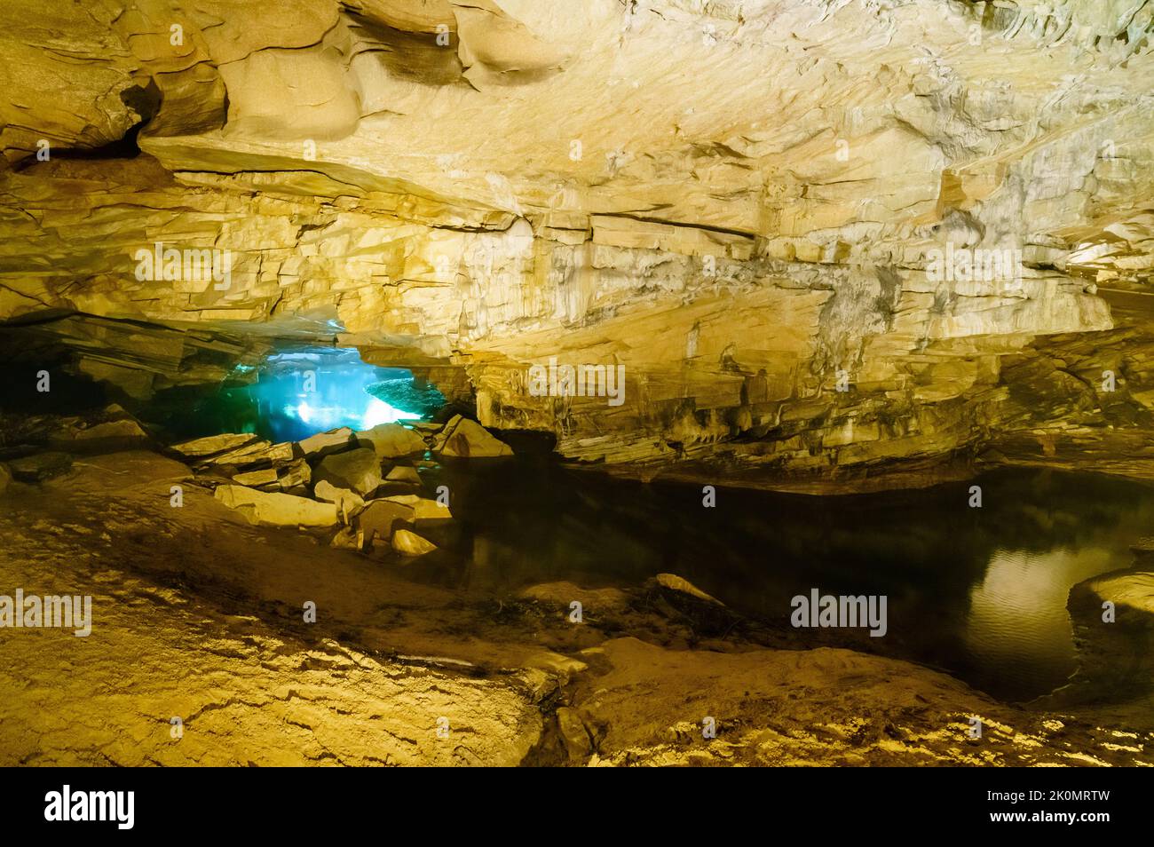 Río subterráneo en la cueva Cascade en el Parque Estatal Carter Caves en Kentucky Foto de stock