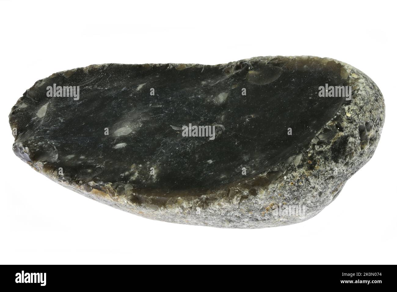 Piedra negra de la costa del Mar Báltico en Waabs, Alemania aislada sobre fondo blanco Foto de stock