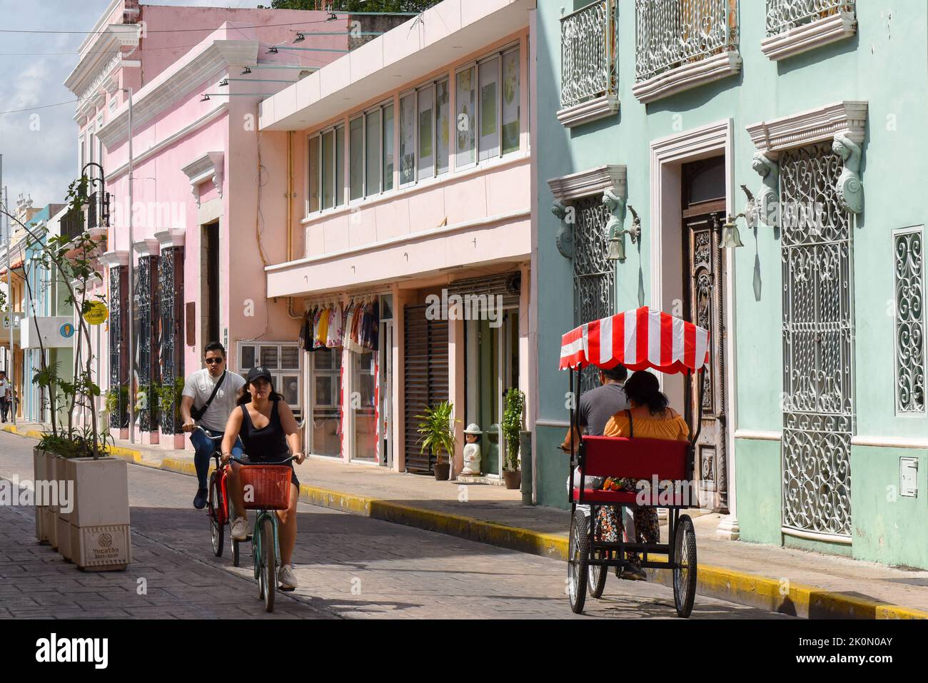 Biciruta es un evento de paseos en bicicleta comunitaria tradicional dominical donde la ciudad cierra algunas calles en el centro histórico para permitir a la gente montar en bicicleta y disfrutar de actividades al aire libre, Mérida, Yucatán, México Foto de stock