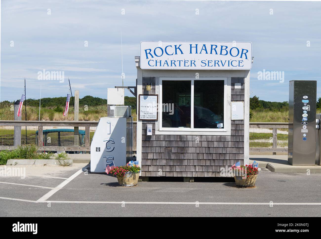 Un puesto de venta de entradas para viajes en barco charter en Rock Harbor, Orleans, Massachusetts, Cape Cod Foto de stock