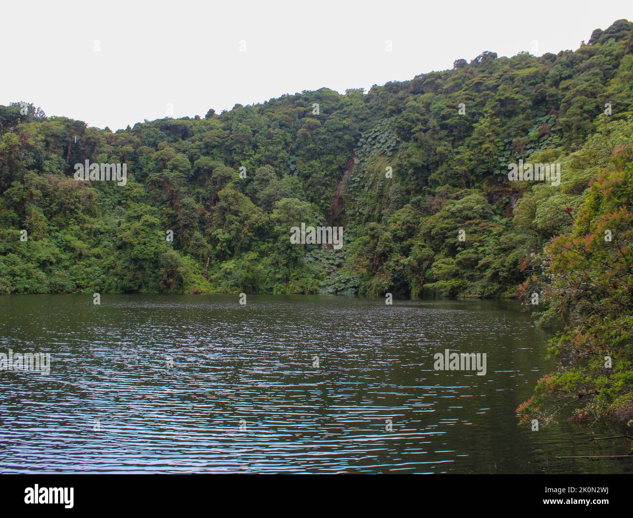 Vista sobre la laguna Volcán Barba encontrada en el Parque Nacional Braulio Carrillo, Costa Rica Foto de stock
