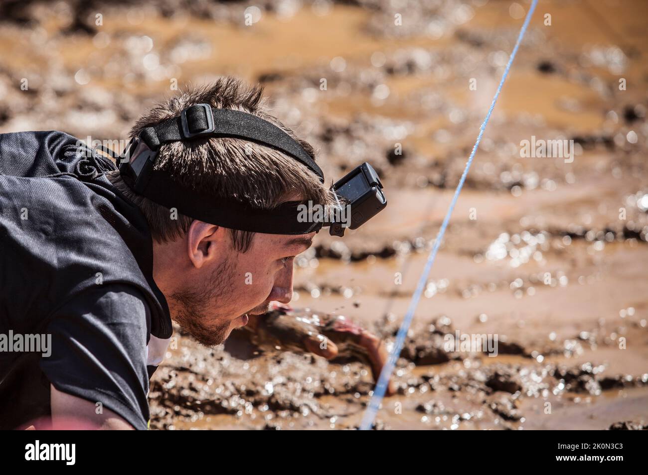 Mérida, España - 11th de septiembre de 2022: FarinatoRace Mérida 2022. El campo de obstáculos más duro del mundo. Arrastrándose bajo el cable Foto de stock