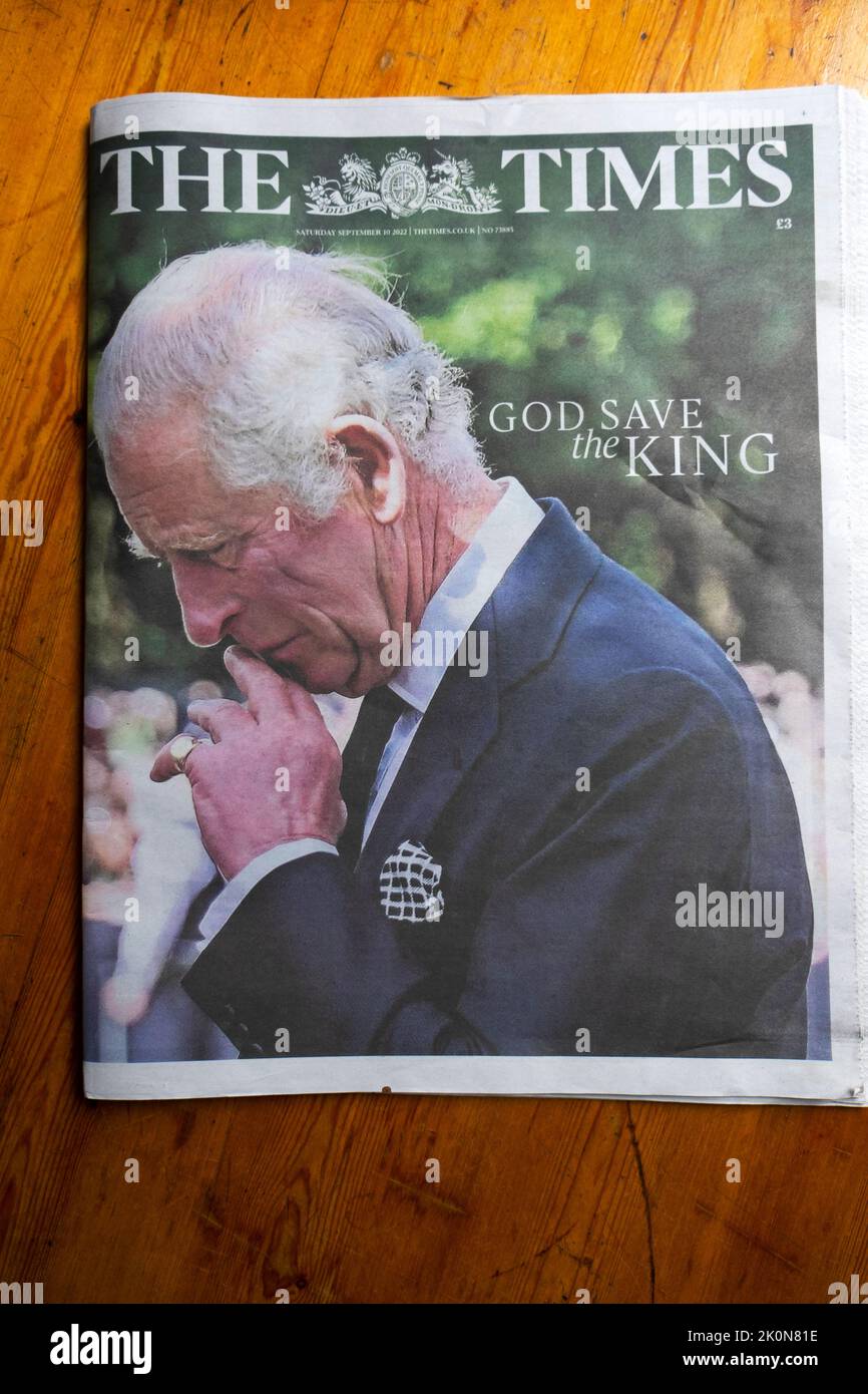 'Dios Salve al Rey' El titular del periódico The Times para el Rey Carlos III, duelo por la pérdida de la madre Reina Isabel II portada 10 Septiembre 2022 Reino Unido Foto de stock