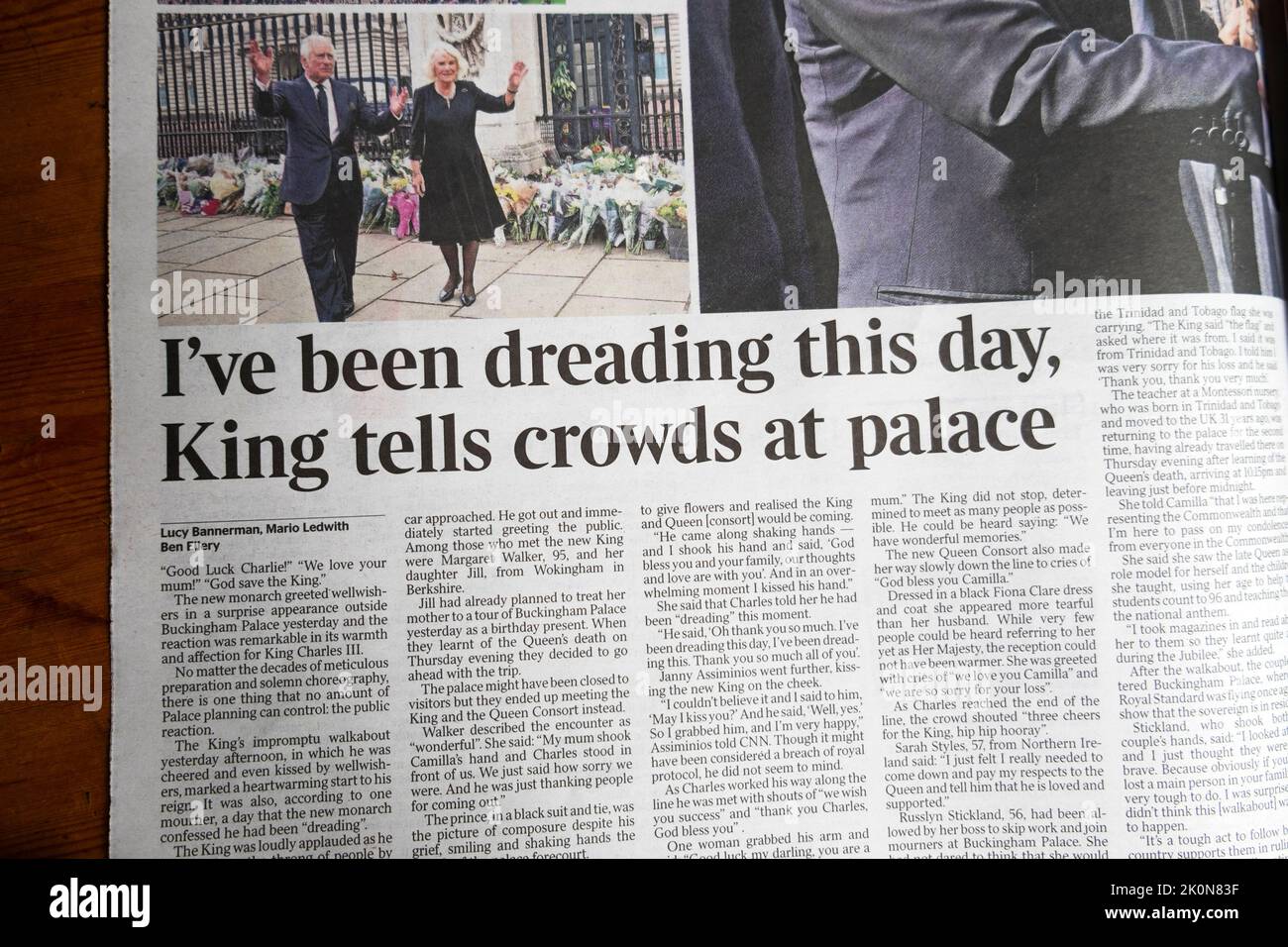 'He estado temiendo este día, King dice a las multitudes en el palacio' King Charles Camilla en el Palacio de Buckingham El titular del periódico The Times 10 de septiembre de 2022 Reino Unido Foto de stock