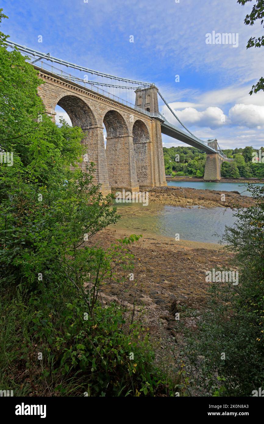El puente colgante Menai de Thomas Telford, Pont Menai, desde el