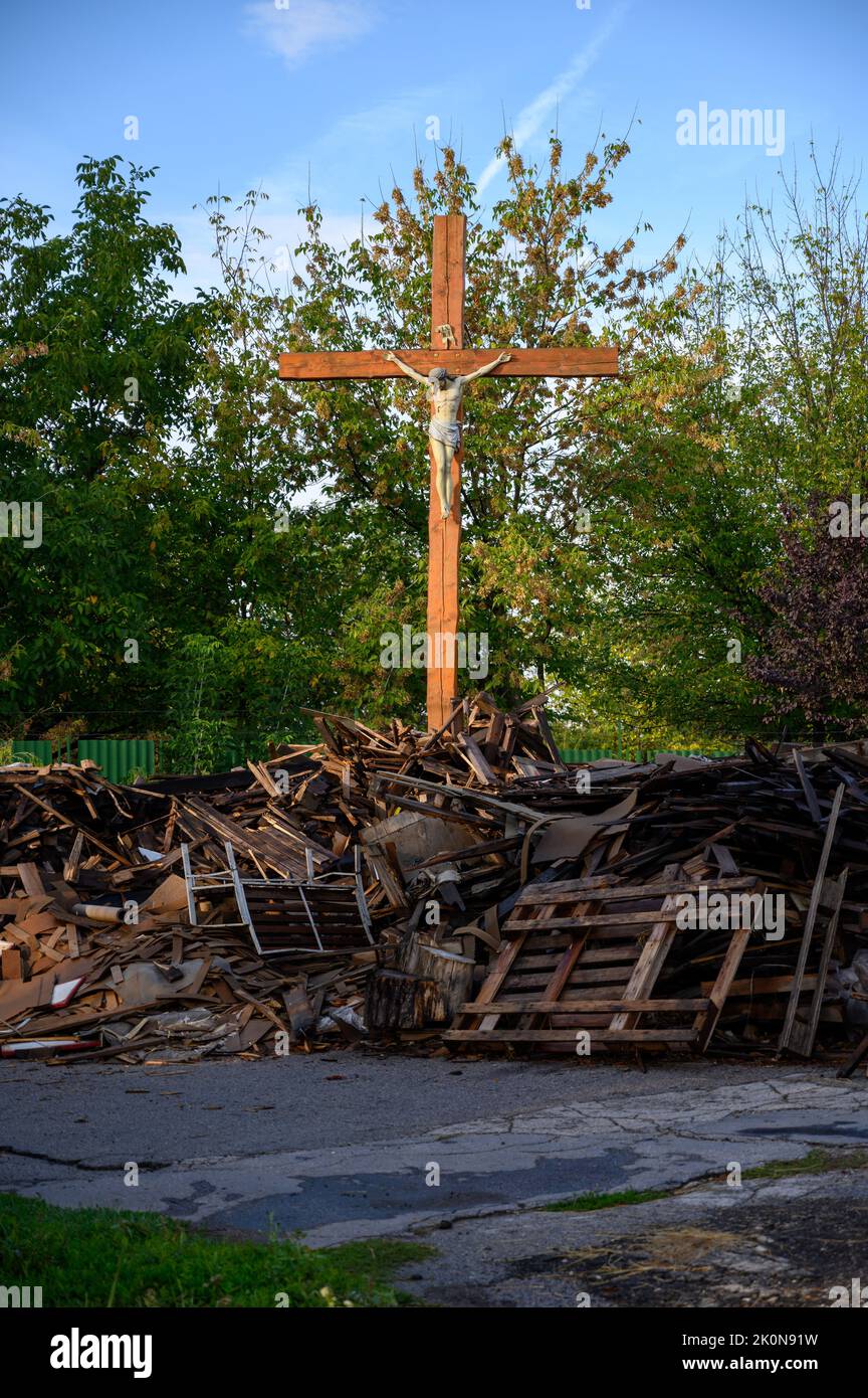 La Cruz con Jesucristo rodeada de escombros de madera. Foto de stock