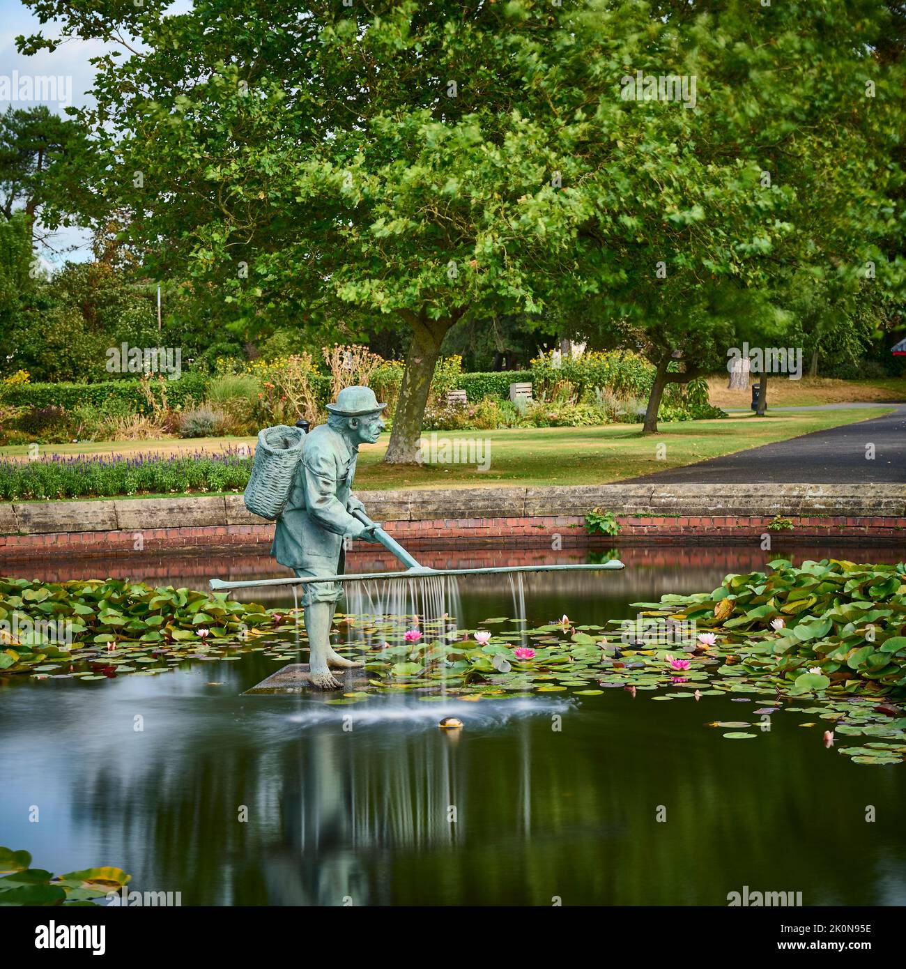 La estatua del camarón de Lytham por Colin Spofforth en Lowter Gardens, Lytham Foto de stock