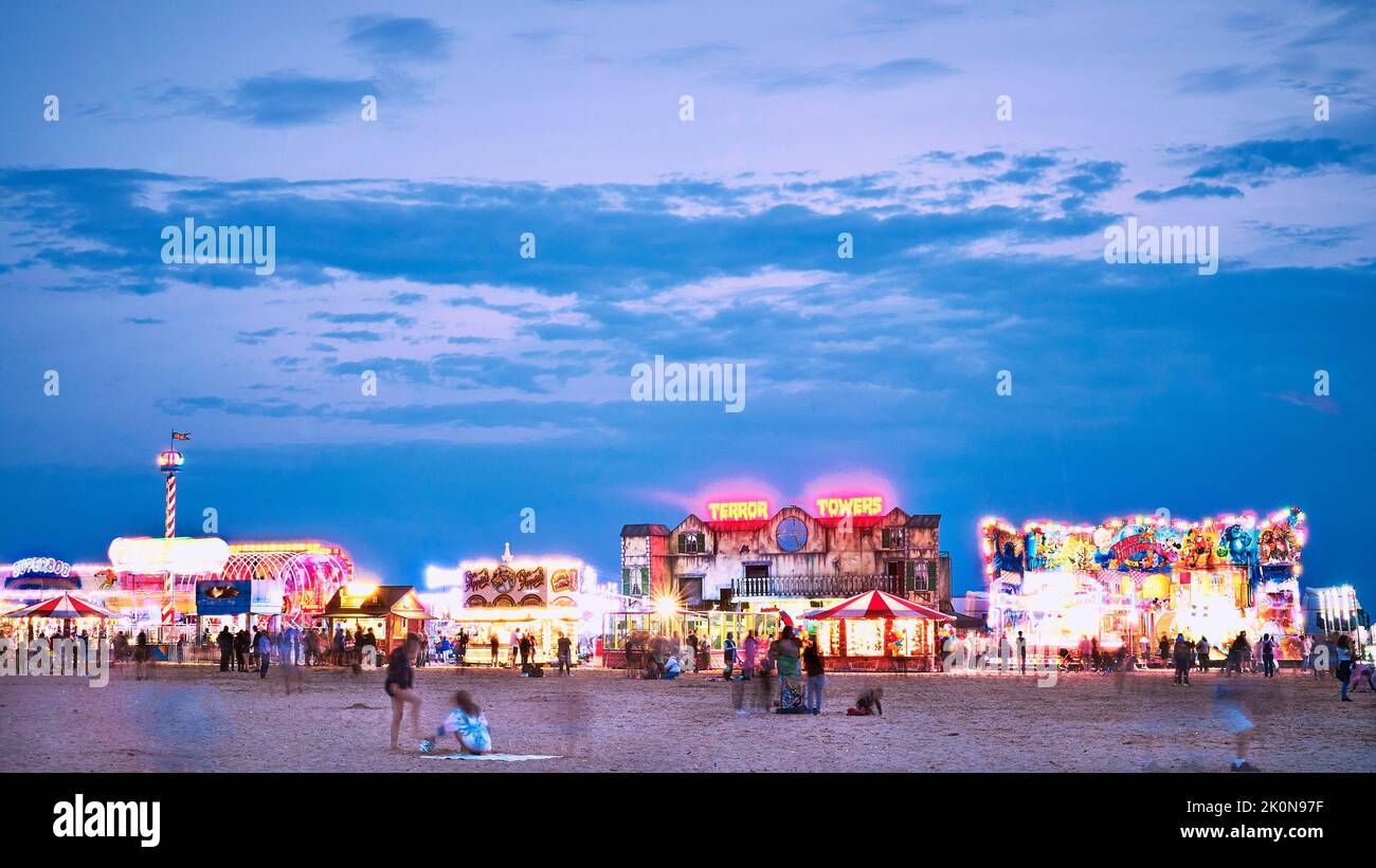 Feria de diversión en la playa de St Annes durante el festival internacional de cometas Foto de stock