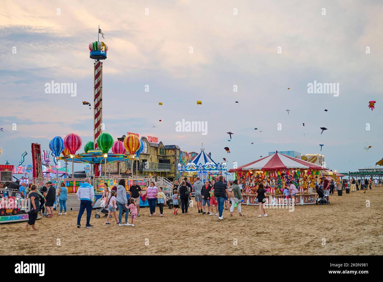 St Annes Festival Internacional de cometas celebrado en la playa en septiembre. Cometas volando al atardecer Foto de stock