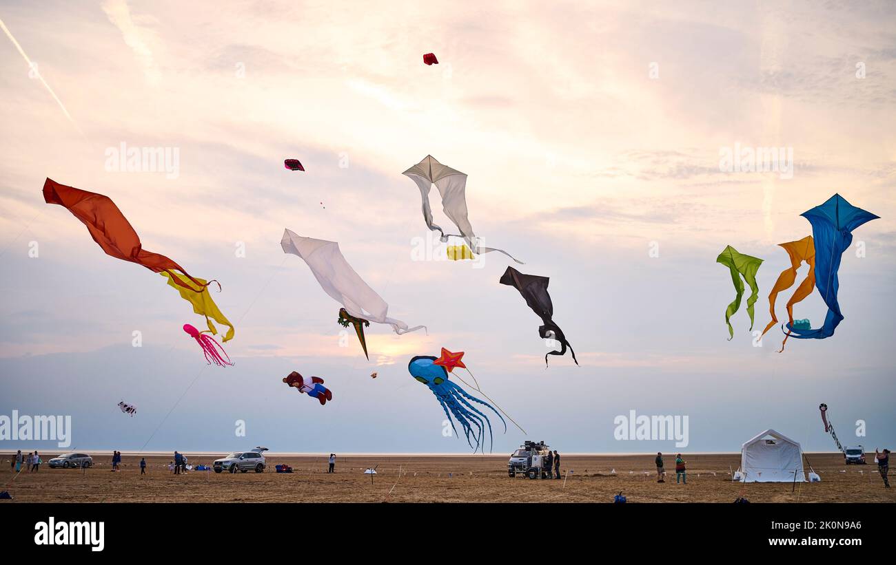 St Annes Festival Internacional de cometas celebrado en la playa en septiembre. Cometas volando al anochecer Foto de stock