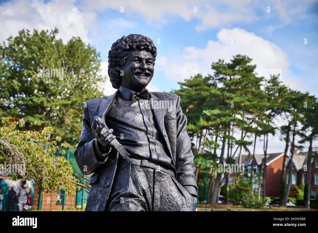 Estatua del fallecido Bobby Ball La mitad de la comedia Due Cannon y Ball en Lowther Gardens, Lytham Foto de stock