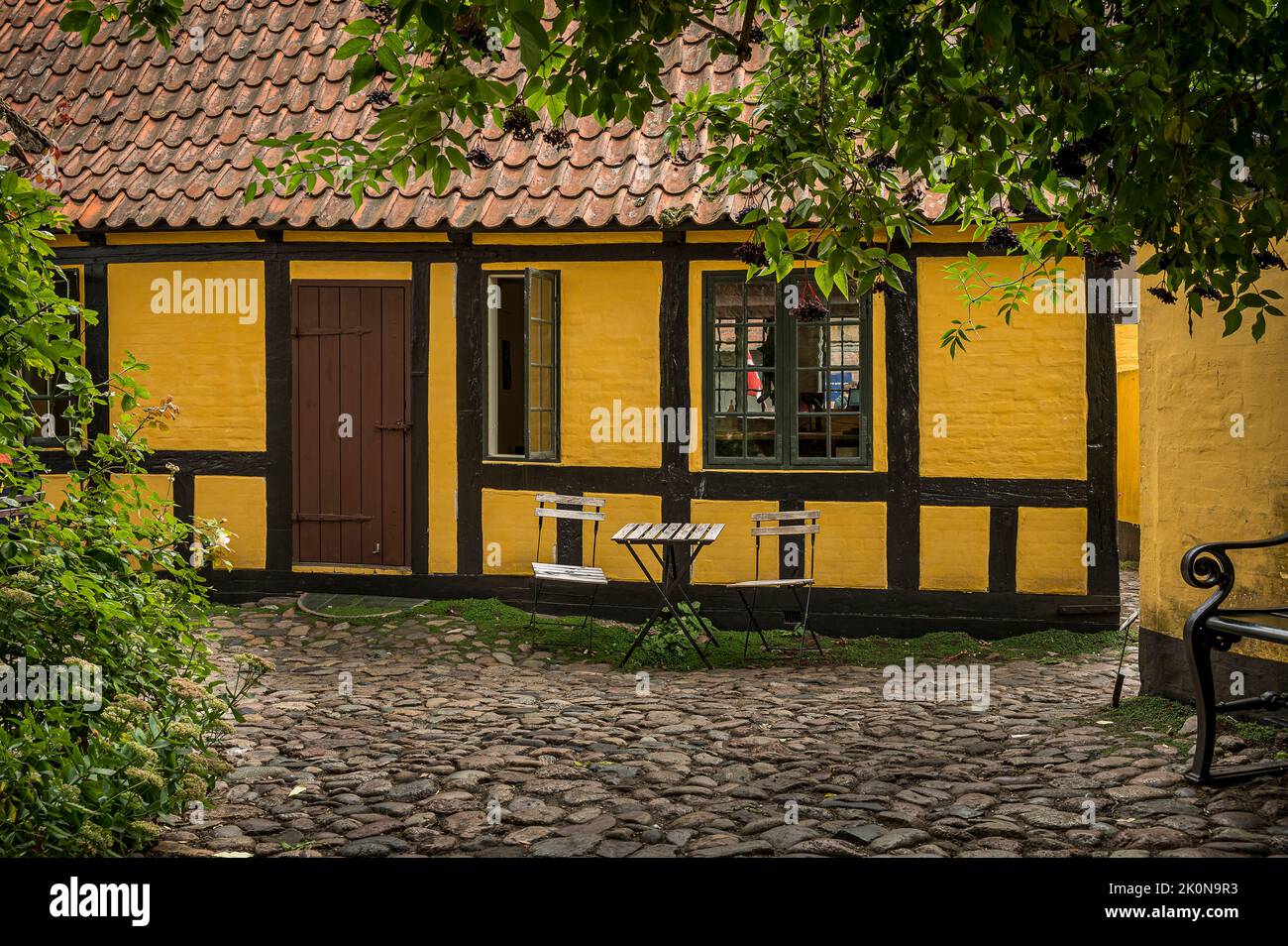 El patio detrás de la casa de la infancia de H C andersen en Odense, Dinamarca, 27 de agosto de 2022 Foto de stock