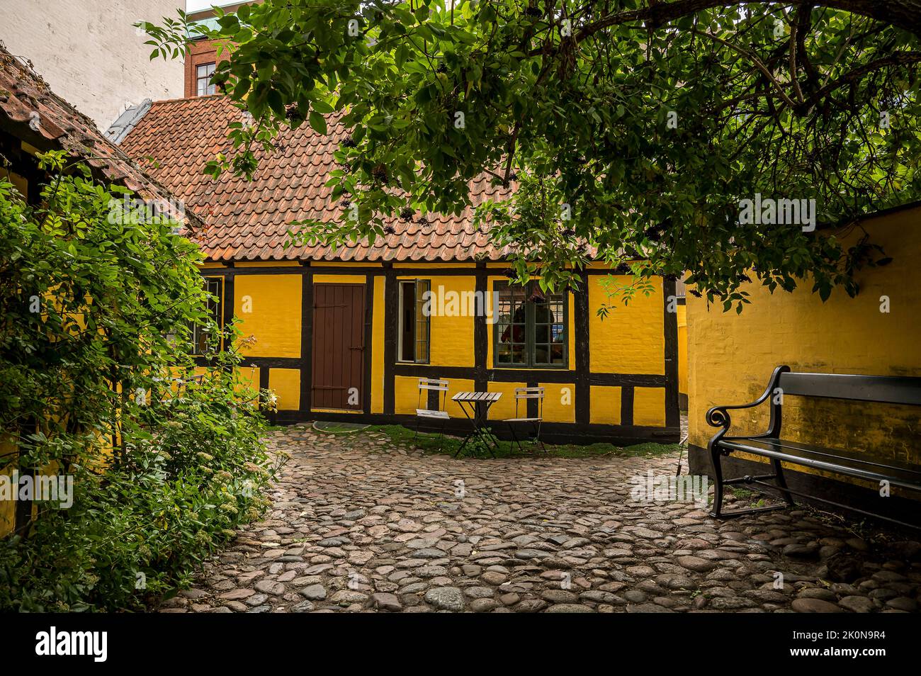 El patio detrás de la casa de la infancia de H C andersen en Odense, Dinamarca, 27 de agosto de 2022 Foto de stock