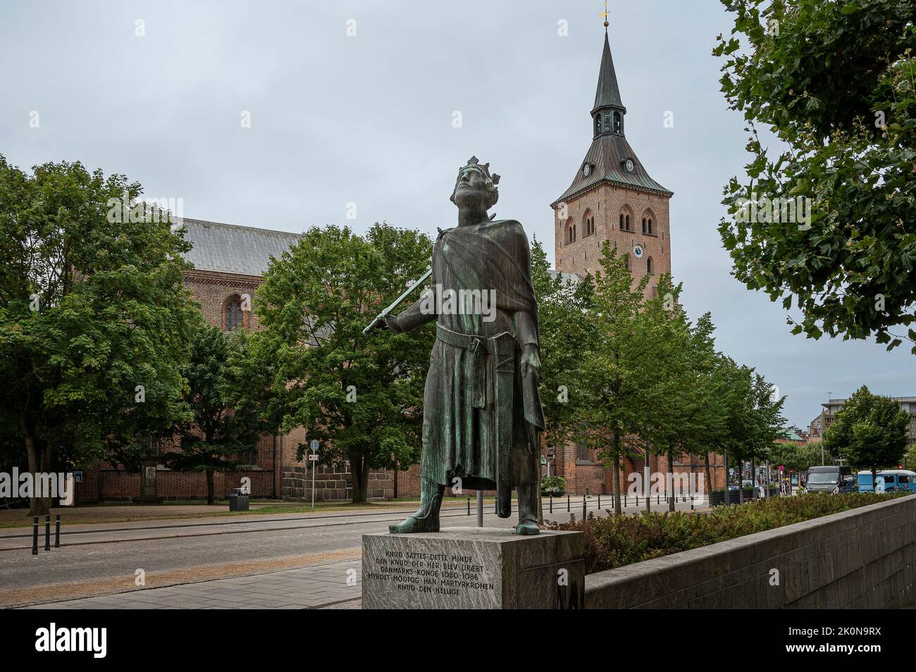 Estatua de bronce de San Canuto frente a su iglesia en Odense, Dinamarca, 27 de agosto de 2022 Foto de stock