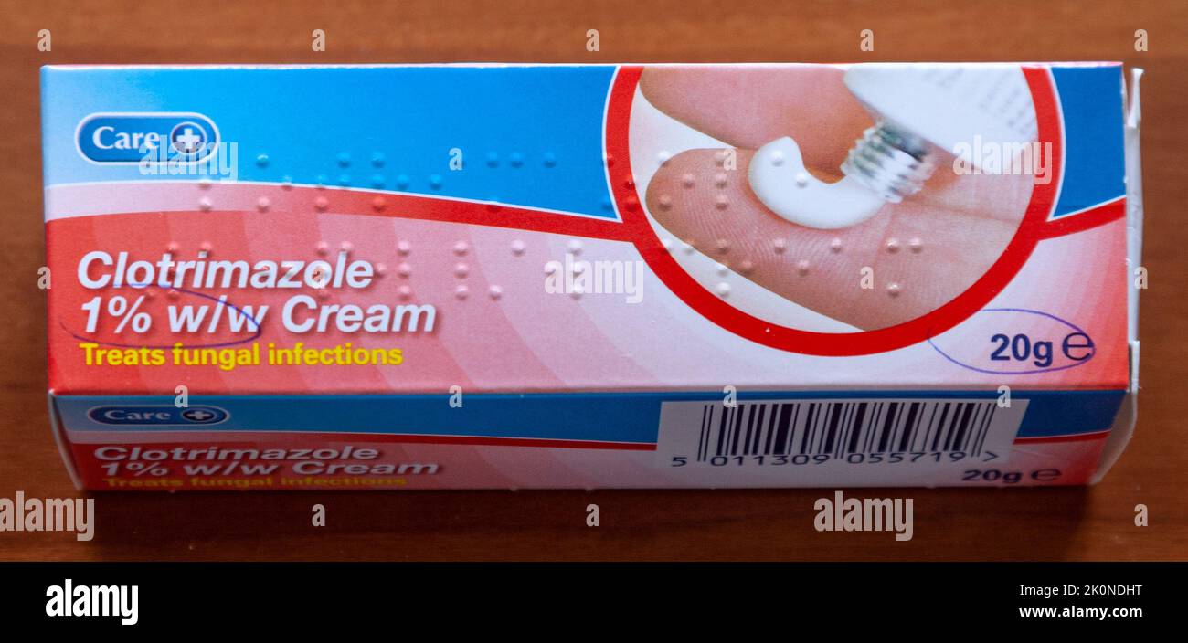 Foto de archivo de una caja que contiene crema de clotrimazol, que se usa para tratar infecciones de la piel causadas por hongos. Nota: Esta es una foto de archivo, NO un medicamento. Foto de stock