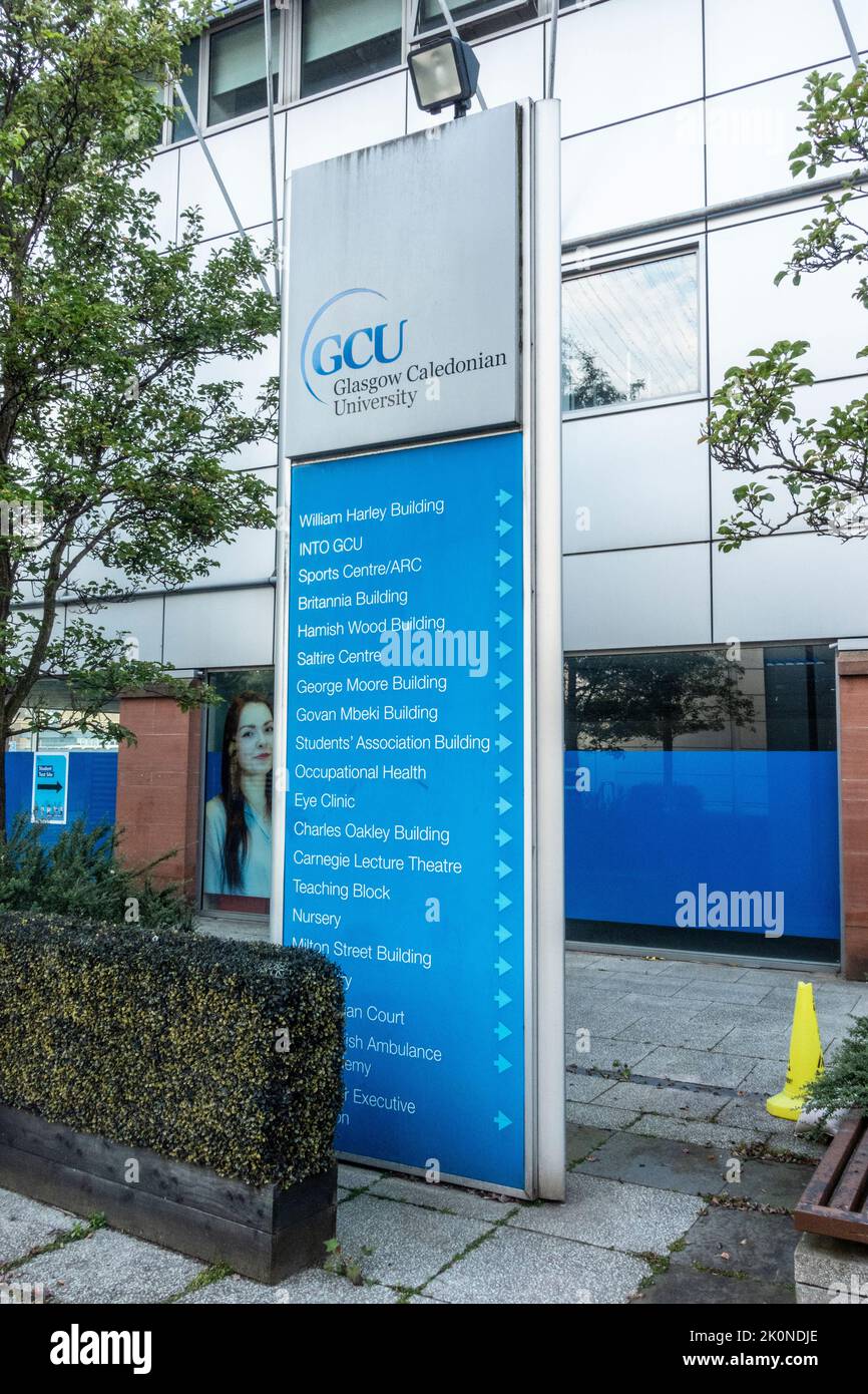 Señal direccional fuera de la Universidad Caledoniana de Glasgow - CGU - que muestra el camino a muchos de los edificios e instalaciones de la Universidad. Foto de stock
