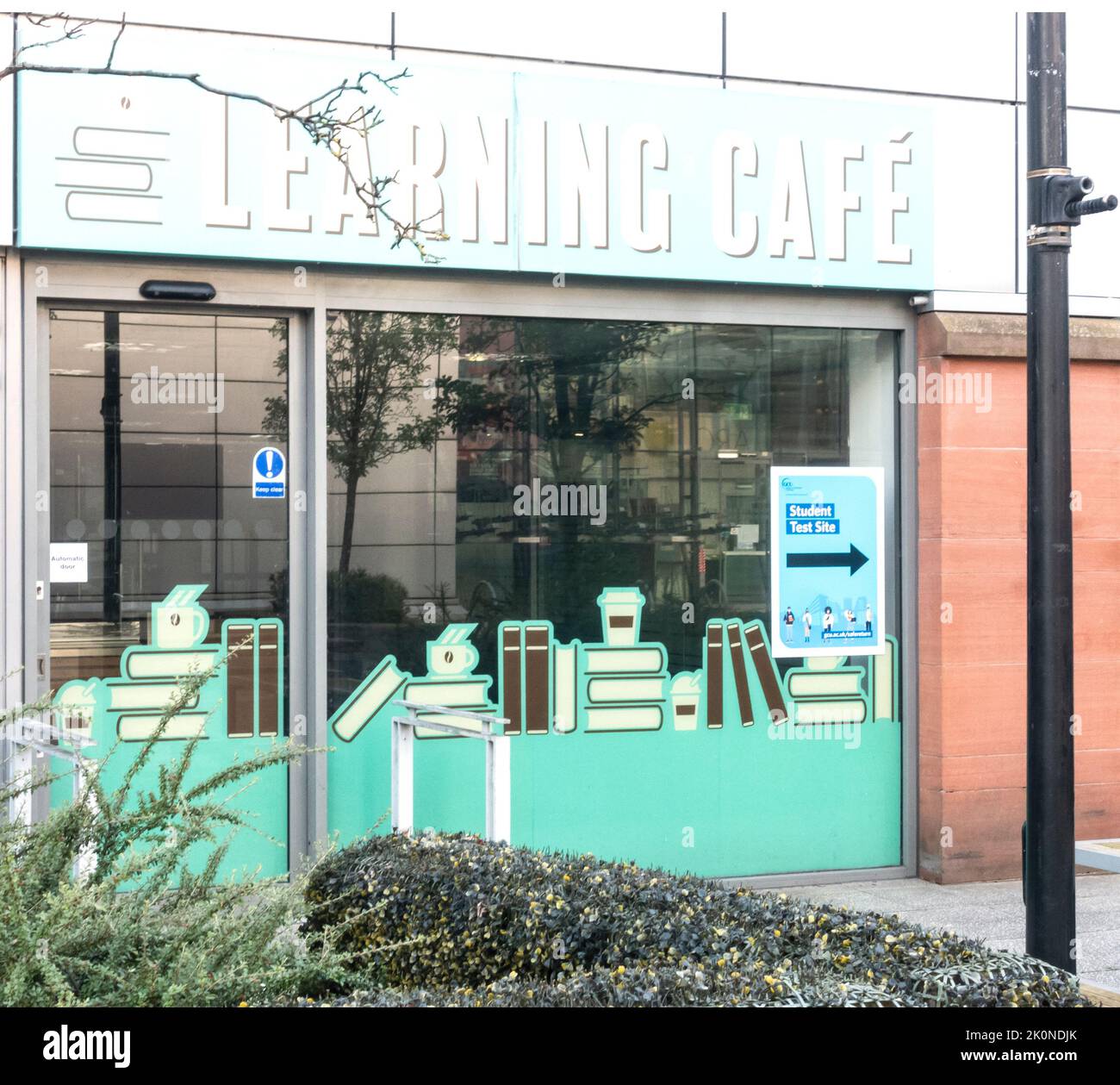 Exterior del Learning Cafe en la Glasgow Caledonian University, GCU, que está diseñado para el aprendizaje colaborativo y conversacional, la discusión y la p Foto de stock