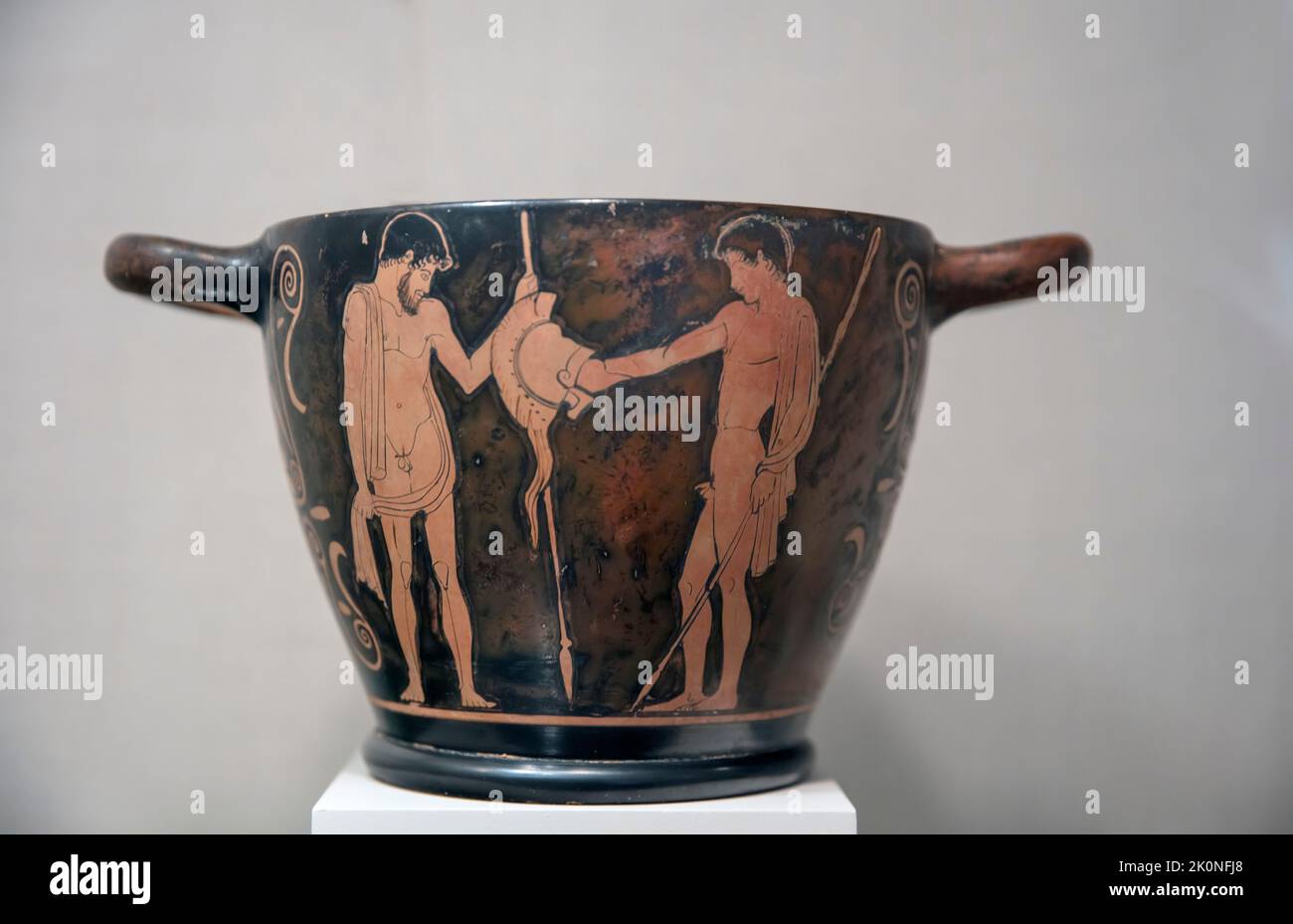 Terracota skyphos (taza profunda para beber) Ático griego 460 AEC en el Museo Metropolitano de Arte (MET) NYC, EE.UU Foto de stock