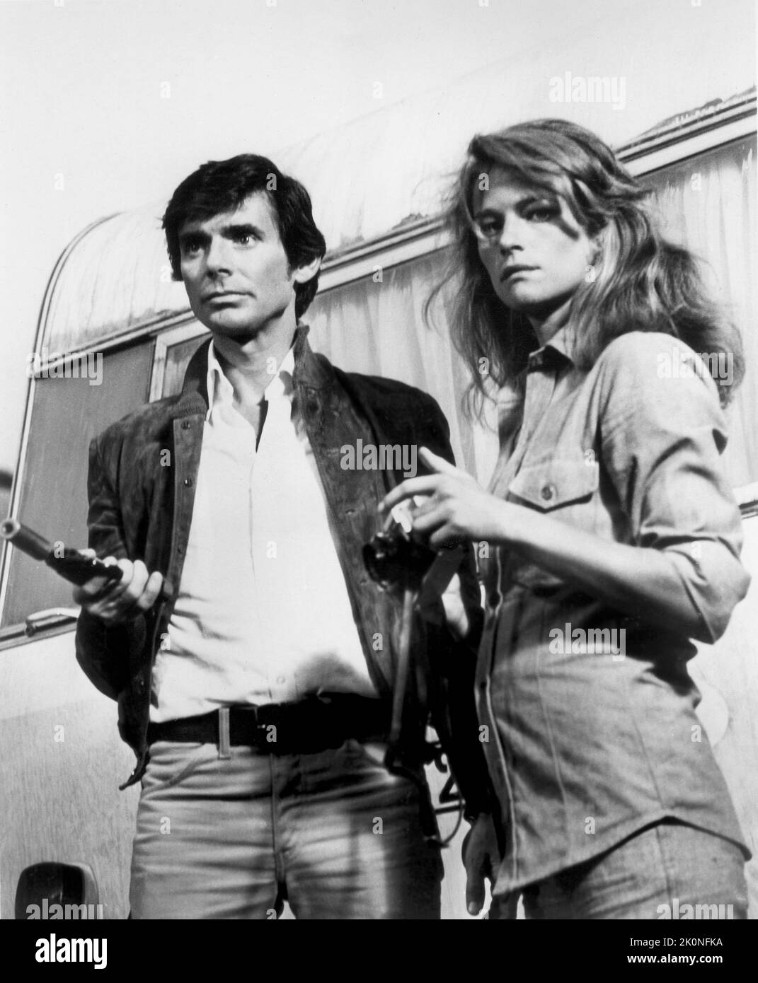 David Birney, Charlotte Rampling, Endecorado de la película, 'Caravan to Vaccares', Rank Film Distribution, 20th Century-Fox, 1974 Foto de stock
