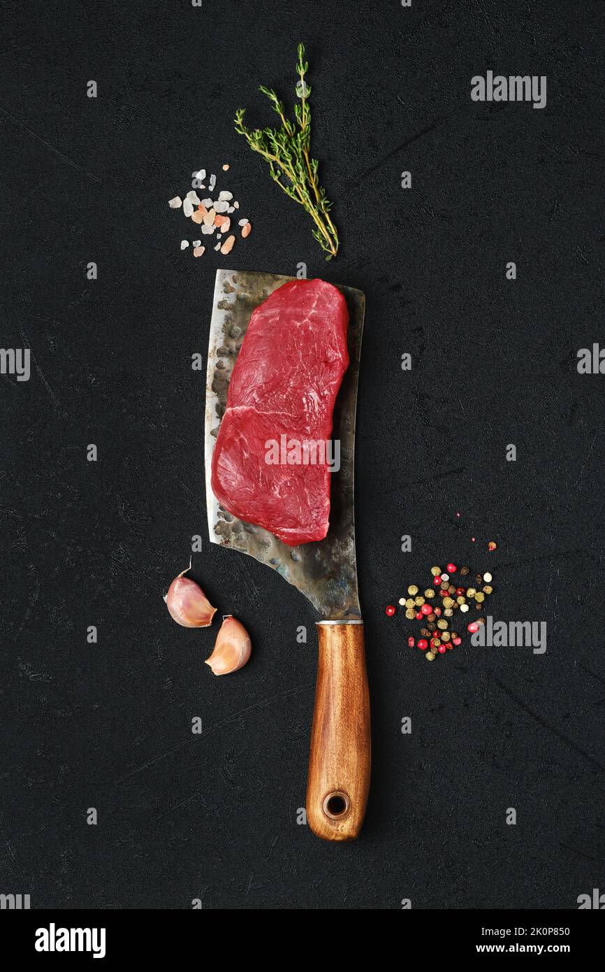 Vista superior de filete de lomo deshuesado crudo en una cuchilla Foto de stock