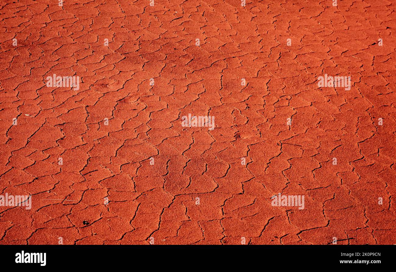 terreno rojo seco y agrietado, concepto de calentamiento global Foto de stock