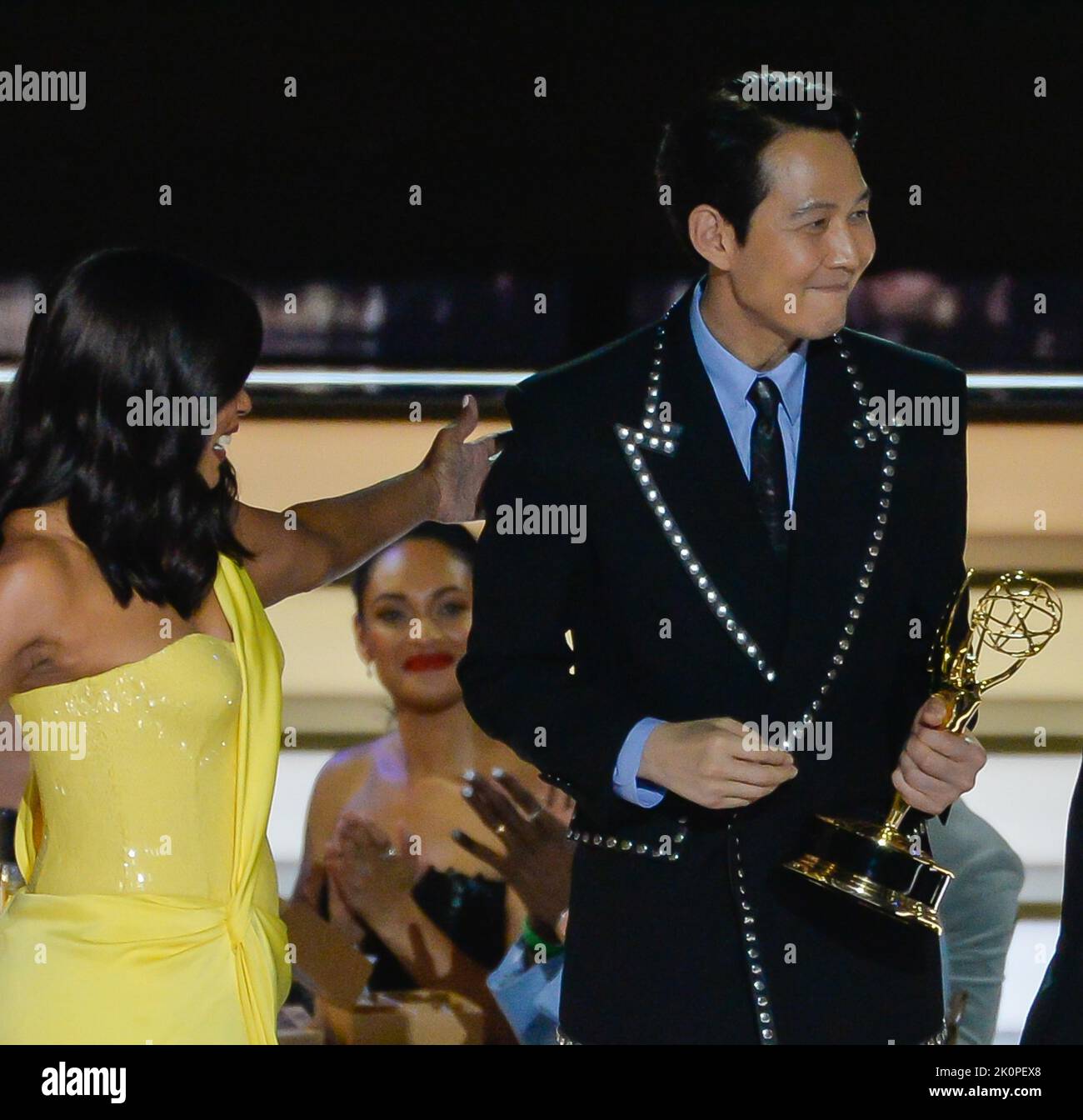 Los Ángeles, Estados Unidos. 12th de Sep de 2022. Lee Jung-jae acepta el premio al mejor actor principal en una Serie de Drama por 'Squid Game' en el escenario durante los Premios Emmy Primetime 74th anuales en el Microsoft Theater en Los Ángeles el lunes, 12 de septiembre de 2022. Foto de Mike Goulding/UPI Crédito: UPI/Alamy Live News Crédito: UPI/Alamy Live News Crédito: UPI/Alamy Live News Foto de stock