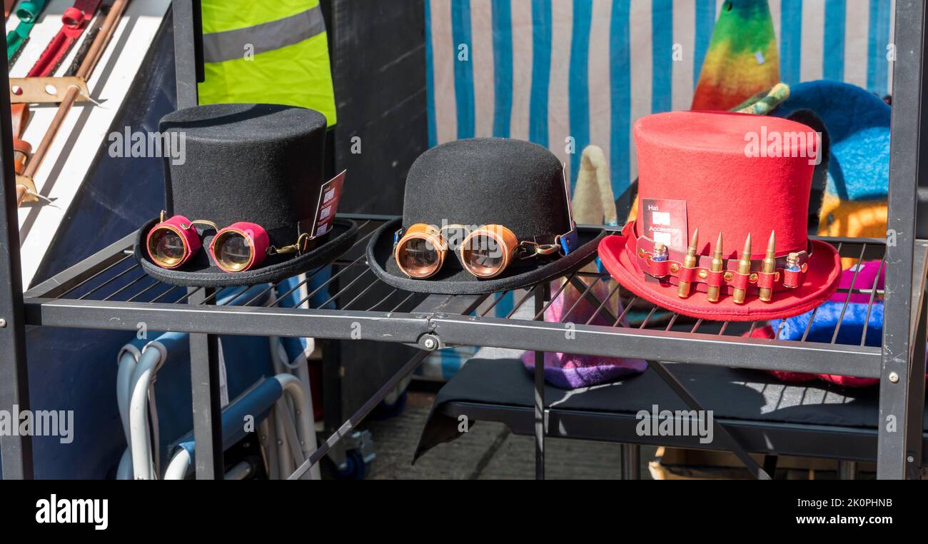 Tres sombreros en el stand de ventas en el Lincoln Steampunk Festival, Lincoln 2022 Foto de stock