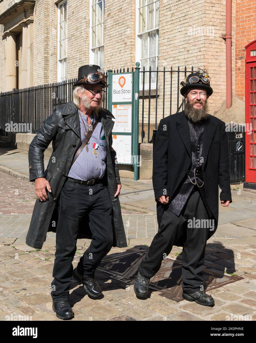 Dos caballeros en Steampunk se visten en el Lincoln Steampunk Festival, Lincoln 2022 Foto de stock