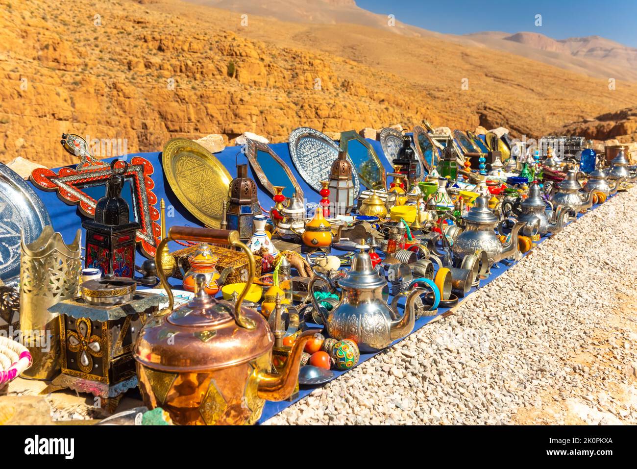 Souvenirs artesanales marroquíes multicolor en el mercado. Teteras y platos, decoraciones, tagines, baratijas Foto de stock