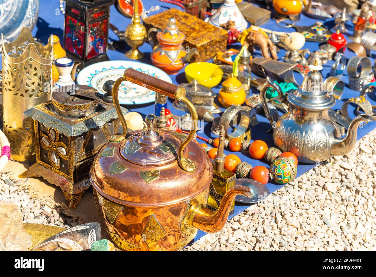 Souvenirs artesanales marroquíes multicolor en el mercado. Teteras y platos, decoraciones, tagines, baratijas Foto de stock