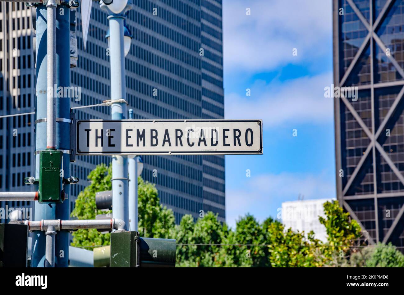 Señal del nombre de la calle para el Embarcadero en San Francisco, California, EE.UU. Con edificios altos y modernos en el fondo. Foto de stock